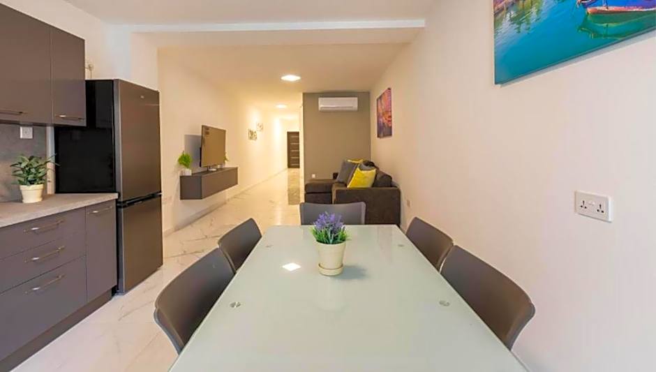 Spacious 2BR Apartment with Terrace - by HostMT