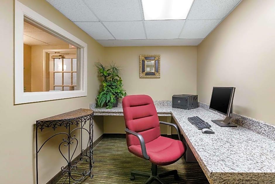 Quality Inn & Suites Des Moines - Merle Hay Road