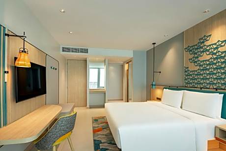 One-Bedroom King Suite with Pattaya Beach View - Bay Tower