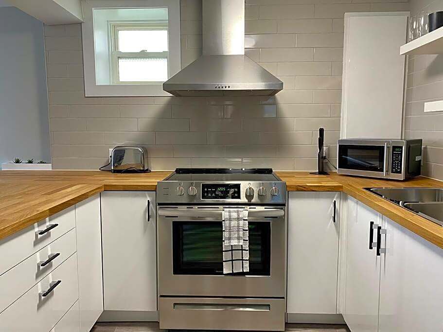 Hidden Getaway, BSMT with Back Yard