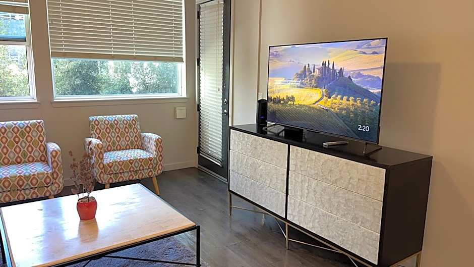 Luxury Designed 2 Bedrooms Part Hotel in Woodland Hills CA