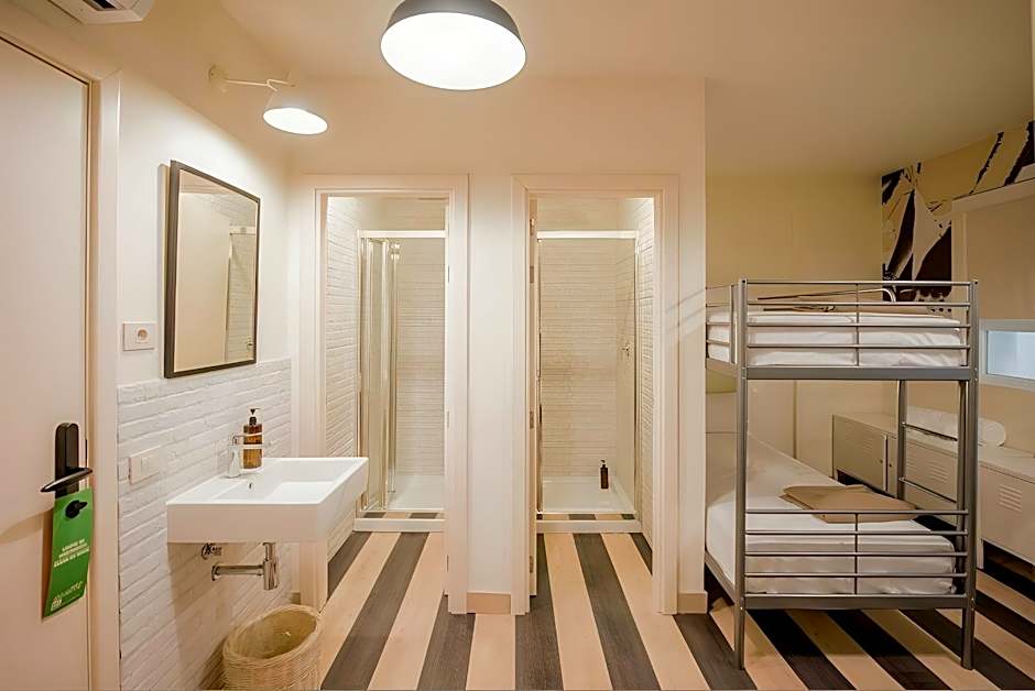 Foto 1 dari 4 — Family Room (4 People)