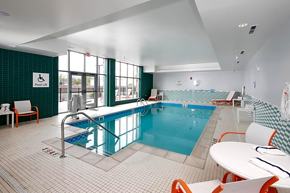 Holiday Inn & Suites - Detroit - Troy, an IHG Hotel