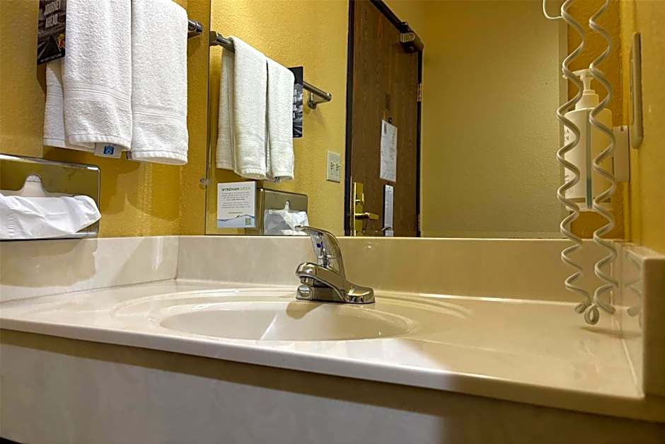 Super 8 by Wyndham Staunton