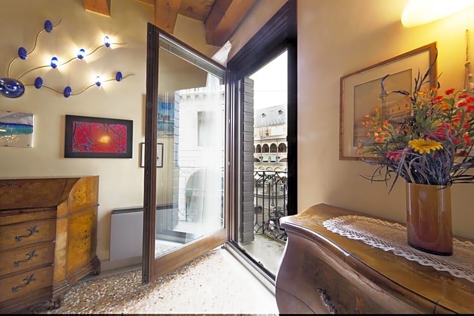 PadovaResidence Apartments - vista Piazza delle Erbe e Palazzo della Ragione