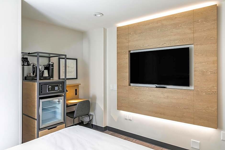 Photo 1 of 16 of 1 Queen Bed, Accessible