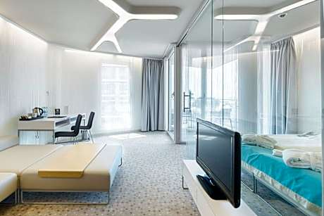 Deluxe Apartment with side sea view