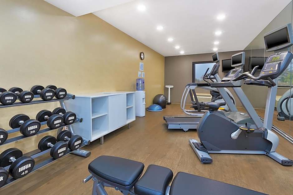 Holiday Inn Express Detroit-Warren/General Motors Technology Center By IHG