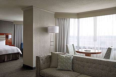 2 Bedroom Suite, Bedroom 1: 1 King, Bedroom 2: 2 Double