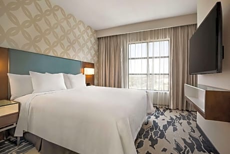 1 KING STE MOBILITY/HEARING ACCESS NO SMOKE