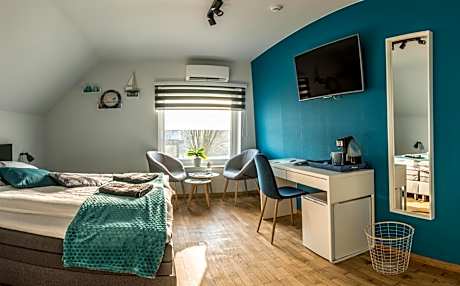 Deluxe Room (2 Adults + 1 Child)