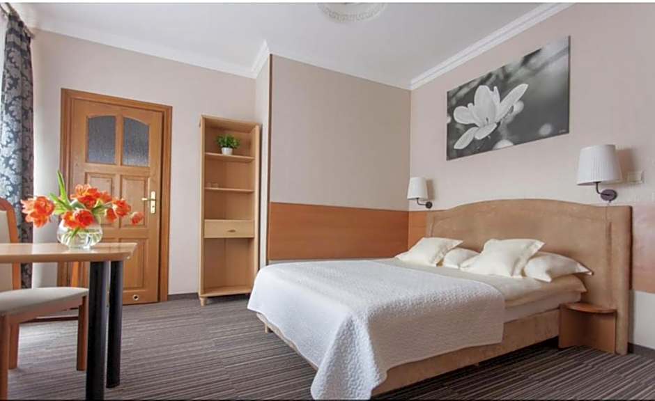 Villa Anna - Noclegi Rooms - FREE parking, taras, 1500m do Starówki