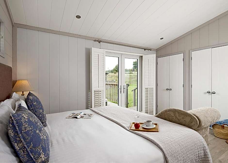Cherry Bird Lodge Escape