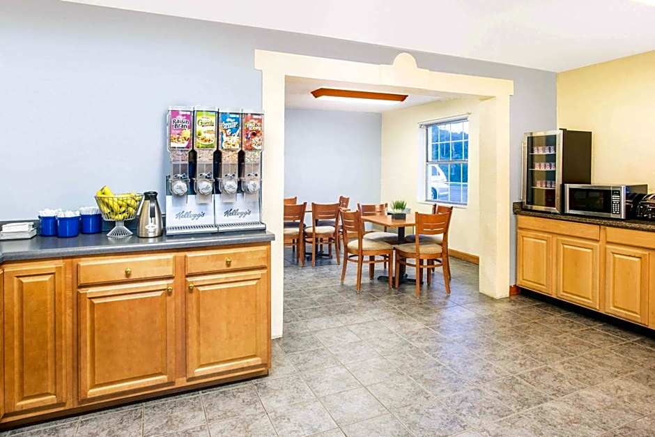 Days Inn by Wyndham Roanoke/Hollins Near I-81 