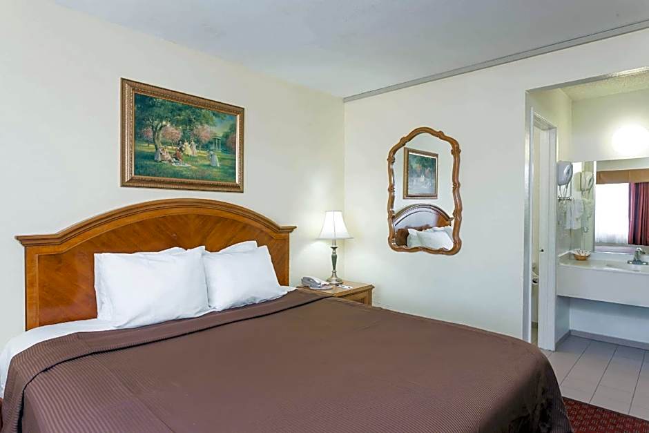 Travelodge by Wyndham Fullerton Near Anaheim