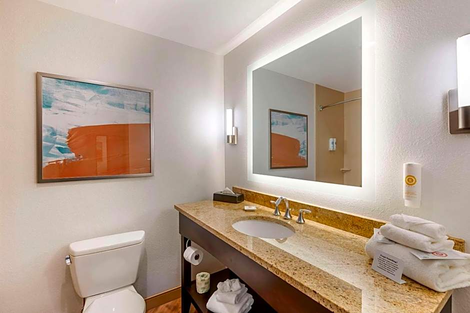 Comfort Inn & Suites Verona at Turning Stone Resort Casino