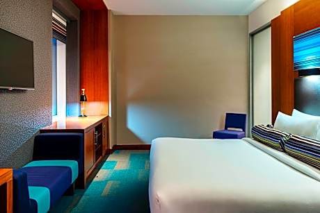 Splash Room, Guest room, 1 King, Pool view