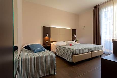 Triple Room with Lateral Sea View