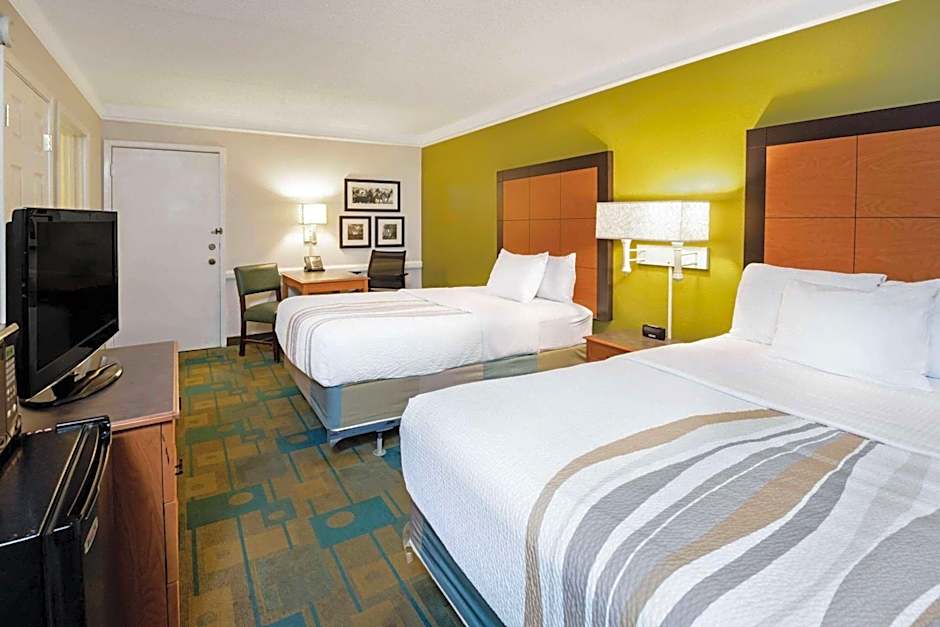 La Quinta Inn & Suites by Wyndham Mid-City