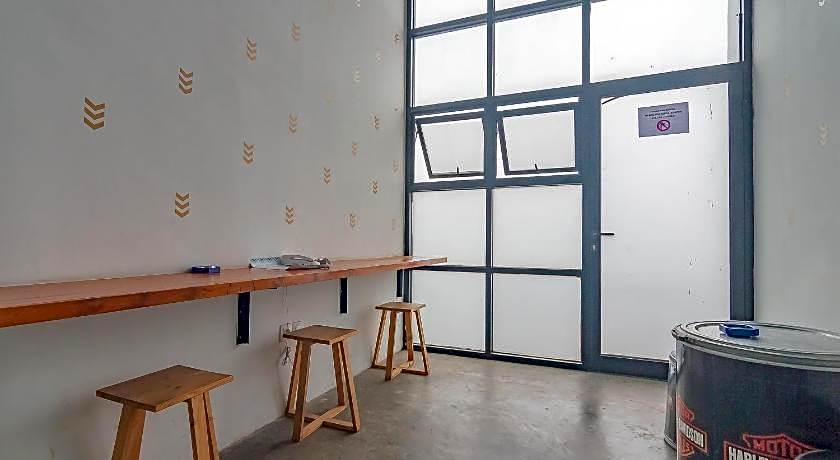 RedDoorz Premium @ Hotel Hebat