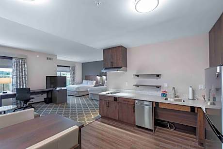 Queen Studio with Sofa Bed and Adapted Tub - Mobility Accessible