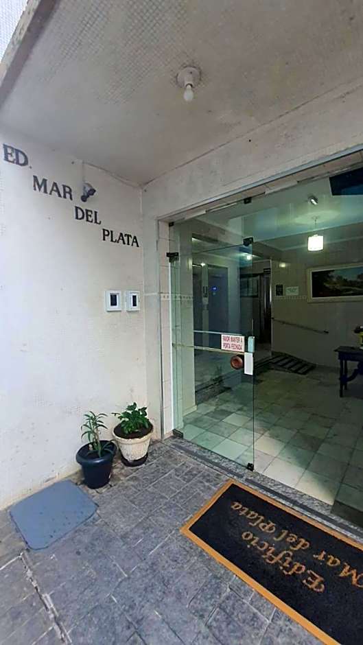 Boqueirão Praia Mar - 250 metros da praia - 2 dormitórios - 100m² - com WI FI - na avenida do comércio do Centro - Estacionamento Gratuito