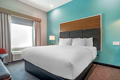 Queen Room with Two Queen Beds with Accessible tub and Visible Fire Alarm - Accessible/Non Smoking