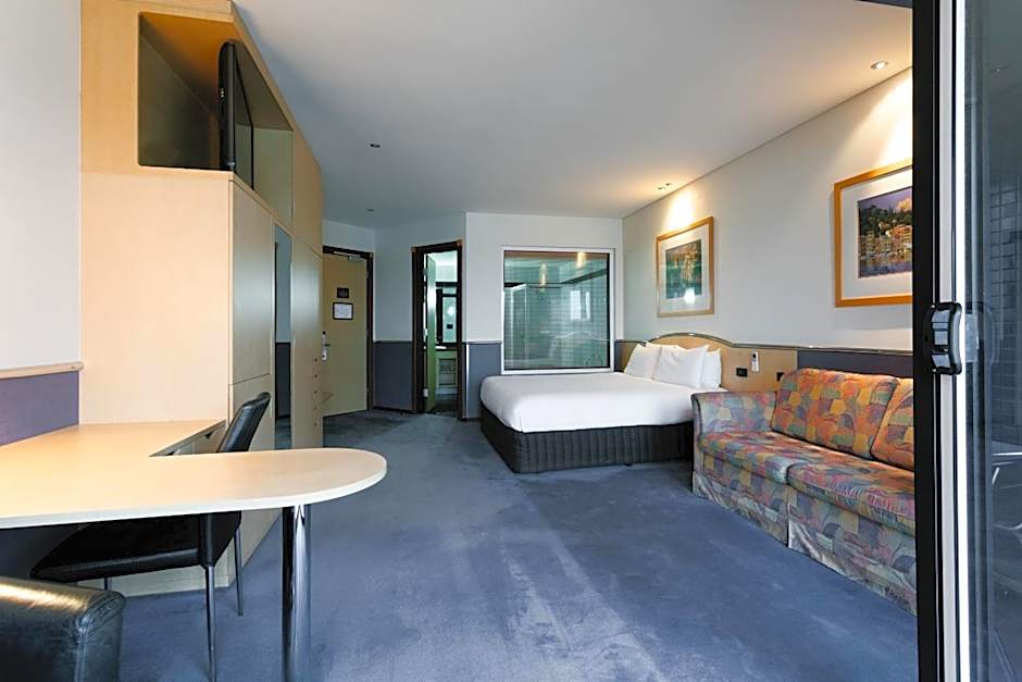 Lakes Hotel