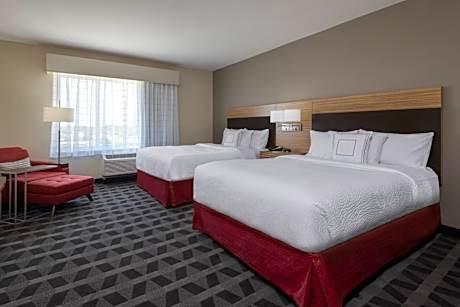 Studio with Two Queen Beds - Hearing Accessible