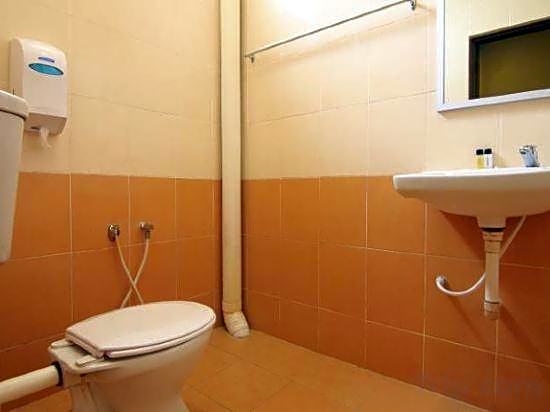 OYO 44078 The Island Hotel