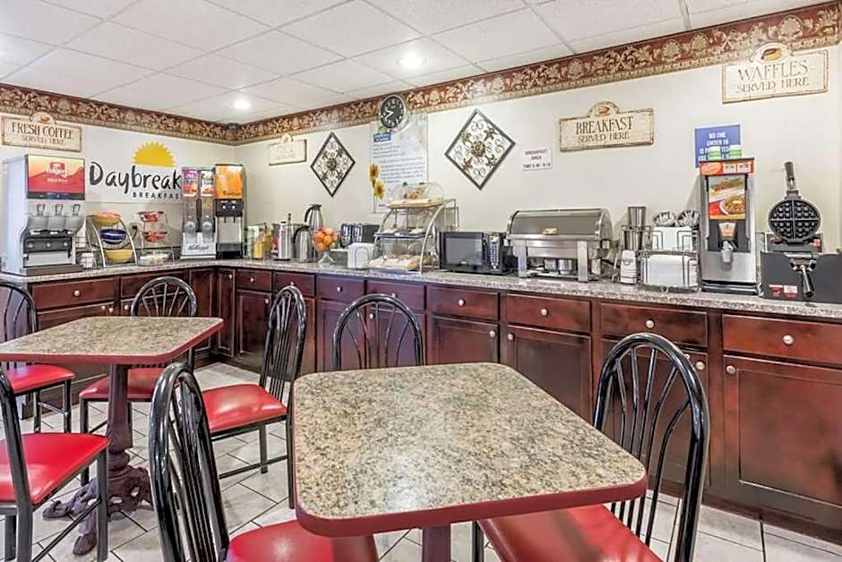 Days Inn & Suites by Wyndham Youngstown / Girard Ohio