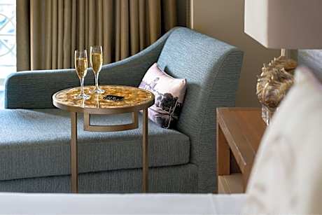 King Room with Adapted Tub and Balcony - Club Level/Mobility and Hearing Accessible