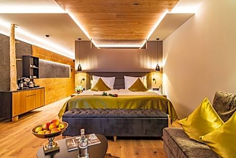 Suite with Balcony and Mountain View