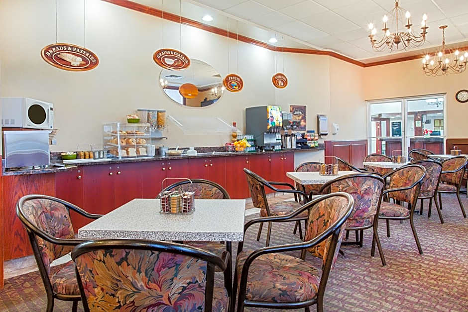 Ramada by Wyndham Red Deer Hotel and Suites