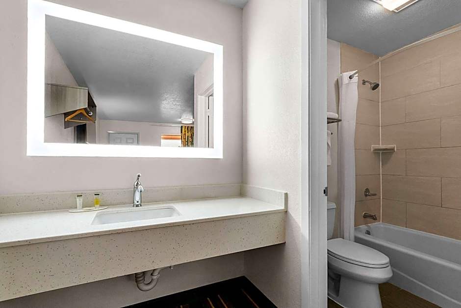 Super 8 by Wyndham Pleasanton