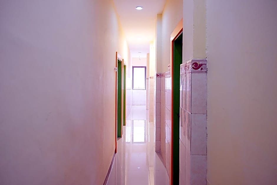 RedDoorz at Hotel Mayang Sari 1