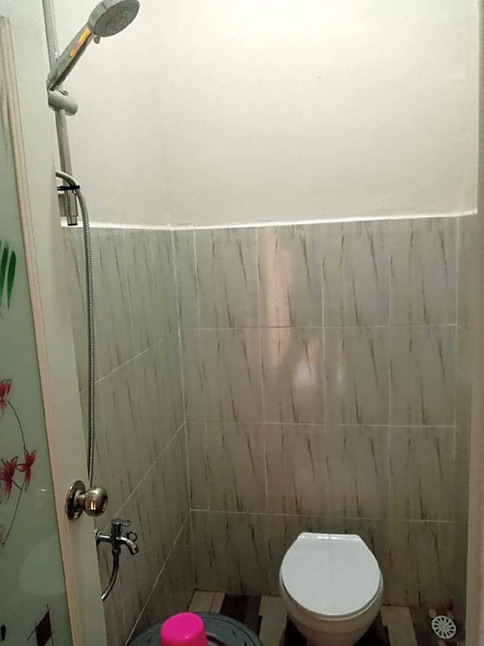 OYO 93414 Wisma Ratu Syariah Near SMP Negeri 2 Watang Pulu