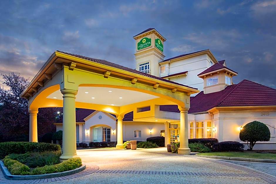 La Quinta Inn & Suites by Wyndham Atlanta Ballpark/Galleria