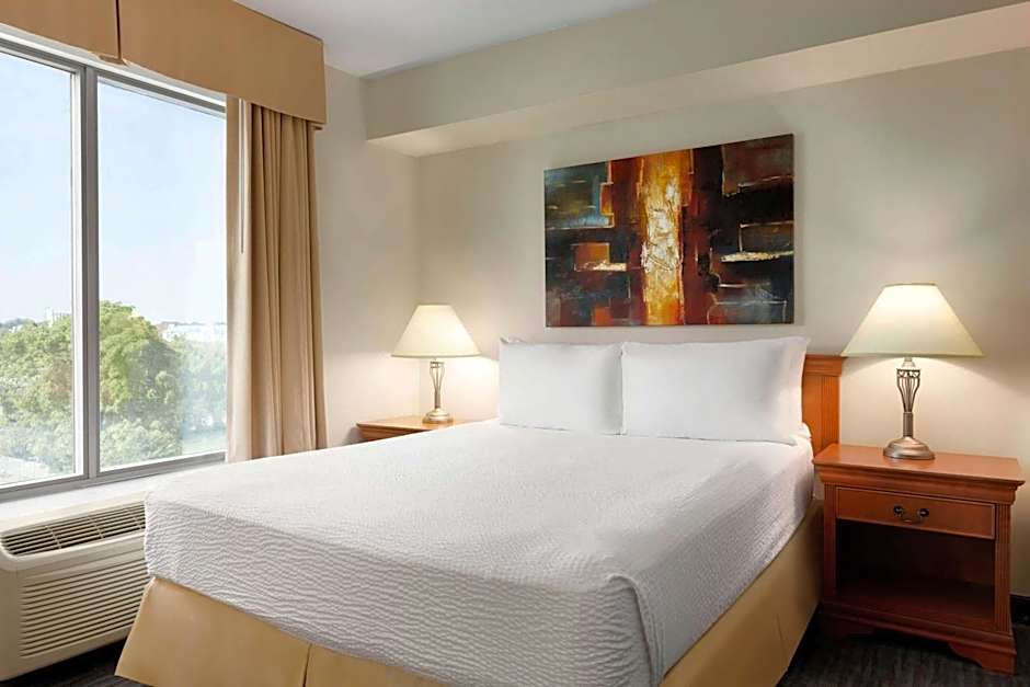 Days Inn & Suites by Wyndham Niagara Falls Centre St. By the Falls