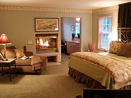 Deluxe King Suite