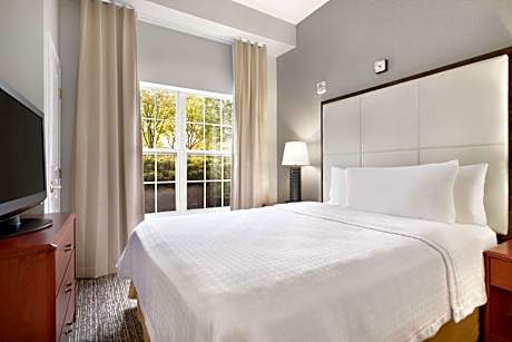 Queen Suite - Hearing Access/Non-Smoking