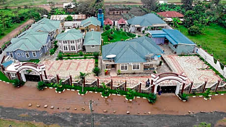 LA'TONNA SAFARI HOTEL