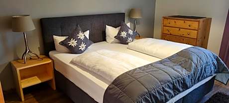 Apartment with Mountain View