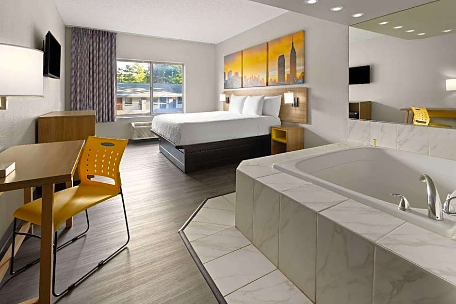 Days Inn & Suites by Wyndham Albany