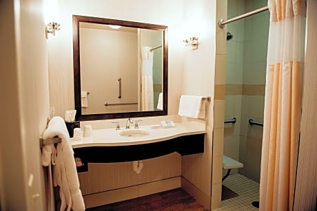 1 King Mobility/Hearing Accessible Ri Shwr