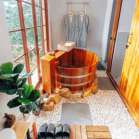 Tiny House w/Hot tub Included Breakfast & Dinner