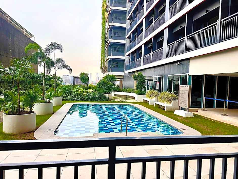 Luxury Condo with balcony on amenity floor, easy access to pool, Sky Garden, Working Lounge and Gym in Makati 7F