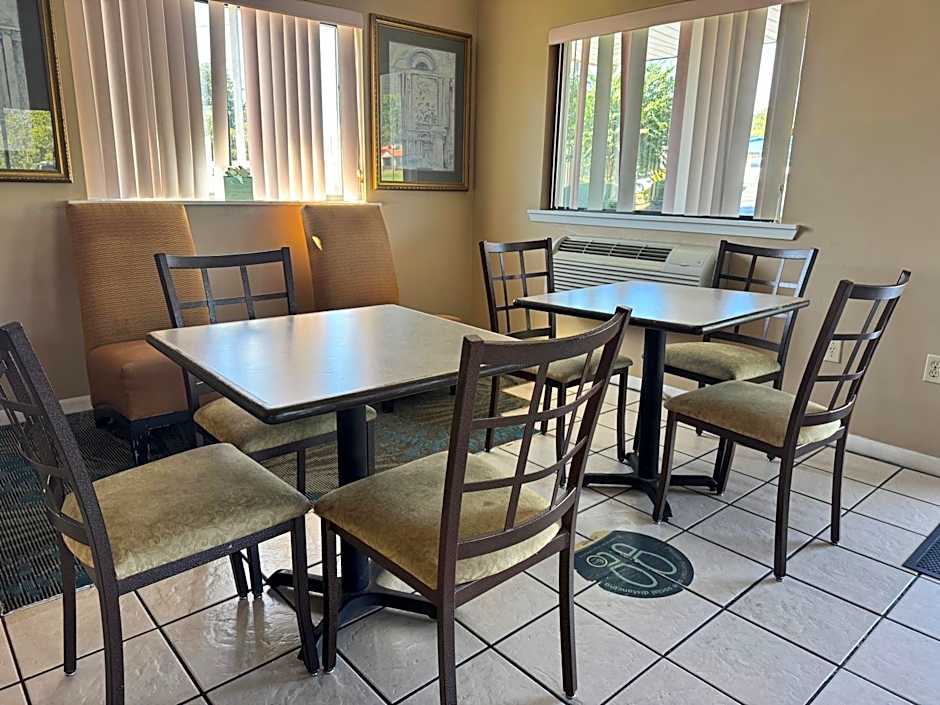 Super 8 by Wyndham Laurel