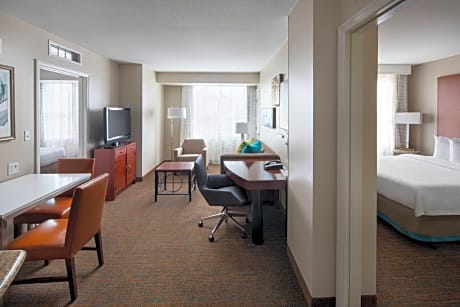 Two-Bedroom Suite with Adapted Tub - Mobility and Hearing Accessible