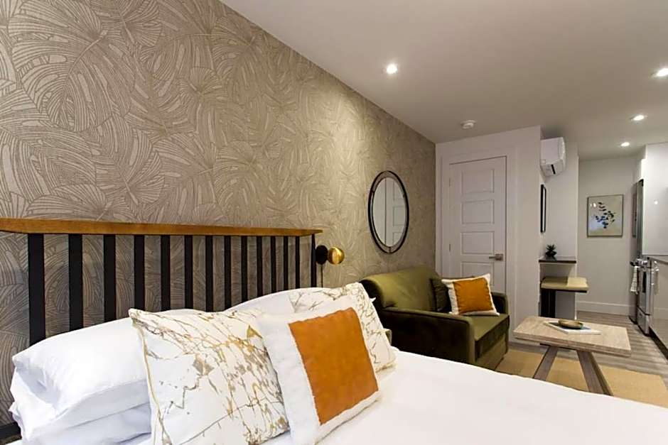 Palms Little Italy Studio with full bathroom by Denstays